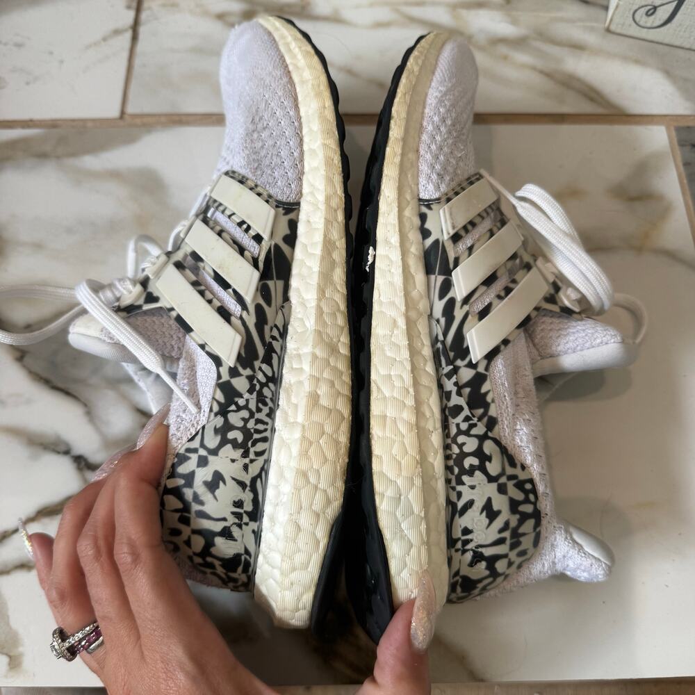 Adidas Women’s Ultraboost 5.0 DNA Cloud White Core Black Running Shoes Size 9 - Picture 8 of 10